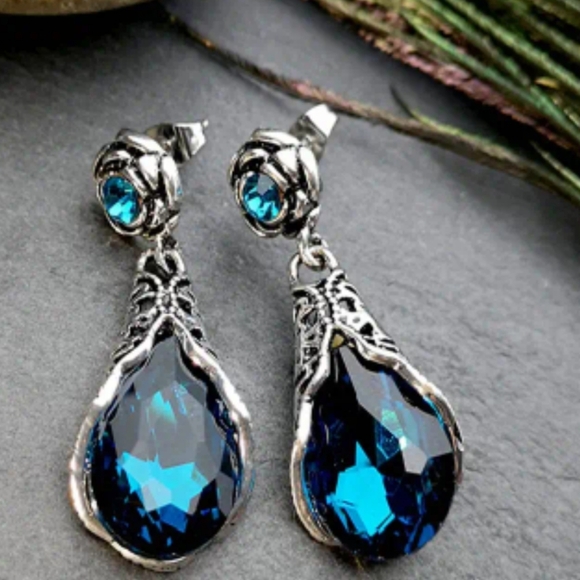 Jewelry - ❗️HOT❗️Vintage Elegant Rose Water Drop Earrings.